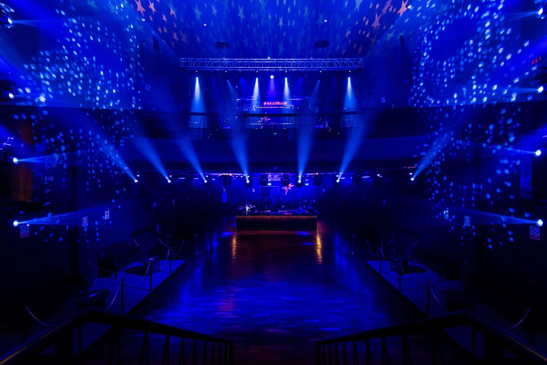 Vista panorámica de la pista y el mezzanine de Le Paris bajo luces azules
